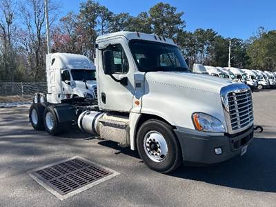Freightliner Cascadia 125 Day Cab Truck - 435HP, 10 Speed Manual