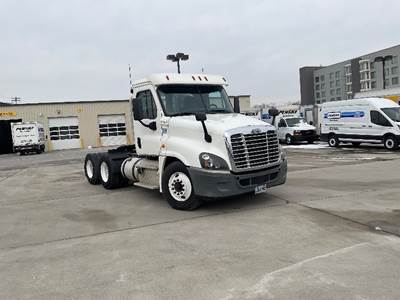 Freightliner Cascadia 125 Day Cab Truck - 455HP, 12 Speed Automatic
