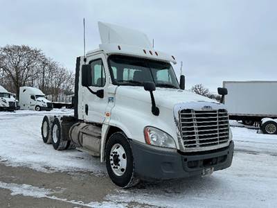 Freightliner Cascadia 125 Day Cab Truck - 455HP, 12 Speed Automatic