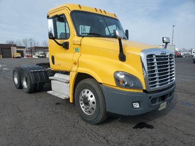 Freightliner Cascadia 125 Day Cab Truck - 475HP, 13 Speed Automatic
