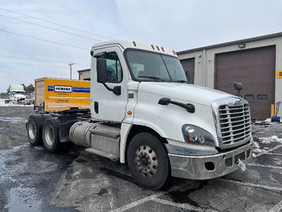 Freightliner Cascadia 125 Day Cab Truck - 435HP, 10 Speed Automatic