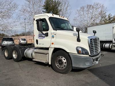 Freightliner Cascadia 125 Day Cab Truck - 435HP, 10 Speed Automatic