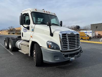Freightliner Cascadia 125 Day Cab Truck - 435HP, 10 Speed Automatic