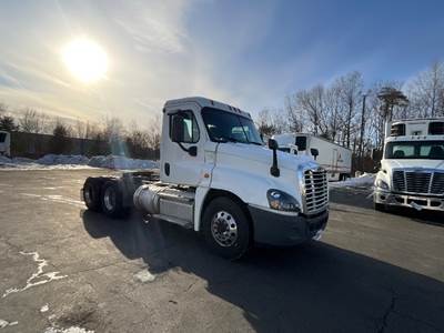 Freightliner Cascadia 125 Day Cab Truck - 435HP, 10 Speed Automatic