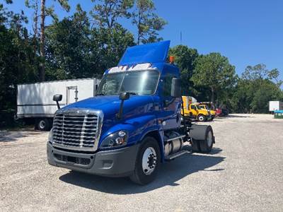Freightliner Cascadia 125 Single Axle Day Cab Truck - 410HP, 10 Speed Manual