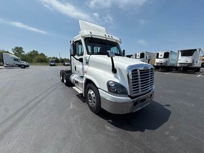 Freightliner Cascadia 125 Day Cab Truck - 435HP, 12 Speed Automatic