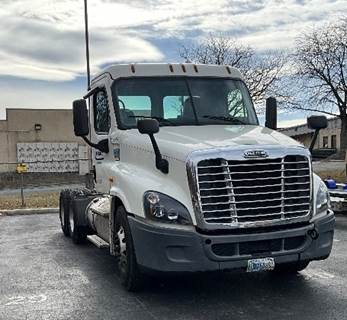Freightliner Cascadia 125 Day Cab Truck - 435HP, 10 Speed Automatic
