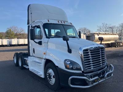 Freightliner Cascadia 125 Day Cab Truck - 455HP, 10 Speed Manual