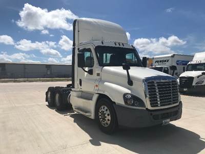 Freightliner Cascadia 125 Day Cab Truck - 455HP, 12 Speed Automatic