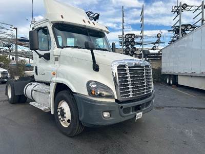 Freightliner Cascadia 125 Single Axle Day Cab Truck - 435HP, 10 Speed Manual