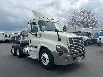 Freightliner Cascadia 125 Day Cab Truck - 450HP, 12 Speed Automatic