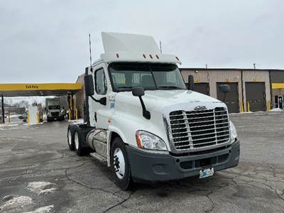 Freightliner Cascadia 125 Day Cab Truck - 455HP, 12 Speed Automatic