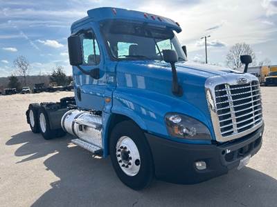 Freightliner Cascadia 125 Day Cab Truck - 475HP, 12 Speed Automatic