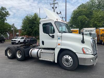 Freightliner Cascadia 125 Day Cab Truck - 435HP, 10 Speed Manual