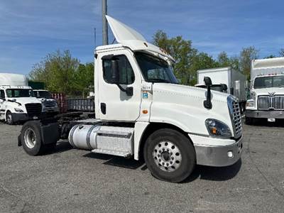 Freightliner Cascadia 125 Single Axle Day Cab Truck - 410HP, 10 Speed Manual