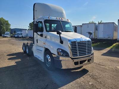 Freightliner Cascadia 125 Day Cab Truck - 455HP, 12 Speed Automatic