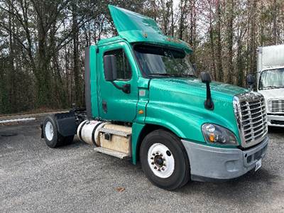 Freightliner Cascadia 125 Single Axle Day Cab Truck - 435HP, 10 Speed Manual