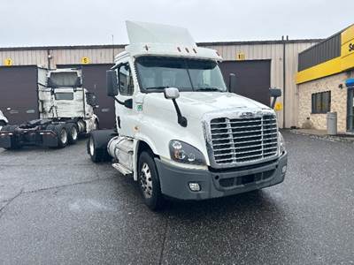 Freightliner Cascadia 125 Single Axle Day Cab Truck - 410HP, 10 Speed Manual