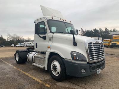 Freightliner Cascadia 125 Single Axle Day Cab Truck - 410HP, 10 Speed Manual