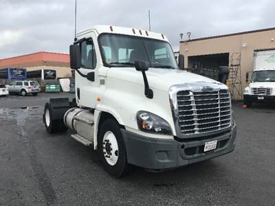 Freightliner Cascadia 125 Single Axle Day Cab Truck - 410HP, 10 Speed Manual