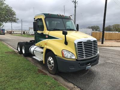 Freightliner Cascadia 125 Day Cab Truck - 455HP, 12 Speed Automatic