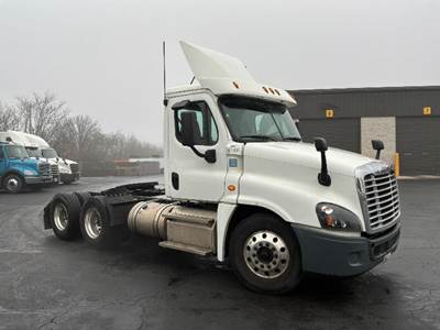 Freightliner Cascadia 125 Day Cab Truck - 450HP, 12 Speed Automatic