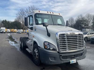 Freightliner Cascadia 125 Day Cab Truck - 435HP, 10 Speed Automatic