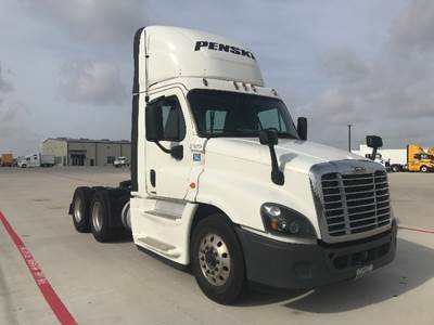 Freightliner Cascadia 125 Day Cab Truck - 455HP, 12 Speed Automatic