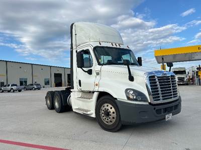 Freightliner Cascadia 125 Day Cab Truck - 455HP, 12 Speed Automatic