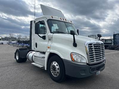 Freightliner Cascadia 125 Single Axle Day Cab Truck - 410HP, 12 Speed Automatic