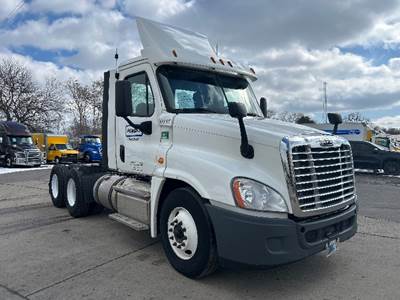 Freightliner Cascadia 125 Day Cab Truck - 455HP, 12 Speed Automatic