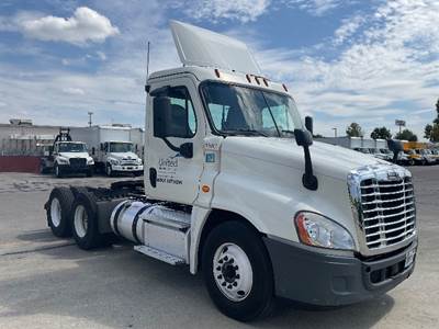 Freightliner Cascadia 125 Day Cab Truck - 435HP, 12 Speed Automatic