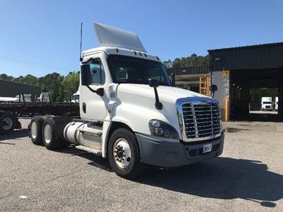 Freightliner Cascadia 125 Day Cab Truck - 435HP, 12 Speed Automatic