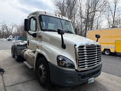 Freightliner Cascadia 125 Day Cab Truck - 435HP, 10 Speed Automatic