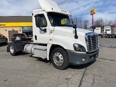 Freightliner Cascadia 125 Single Axle Day Cab Truck - 410HP, 10 Speed Manual