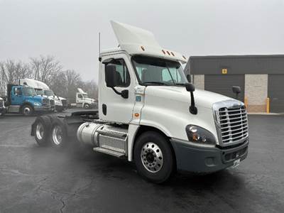 Freightliner Cascadia 125 Day Cab Truck - 450HP, 12 Speed Automatic