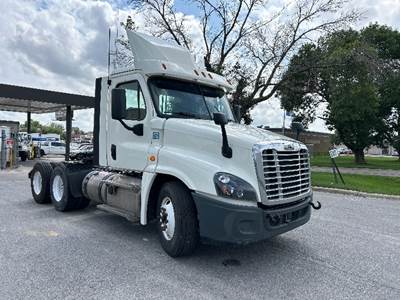 Freightliner Cascadia 125 Day Cab Truck - 435HP, 12 Speed Automatic