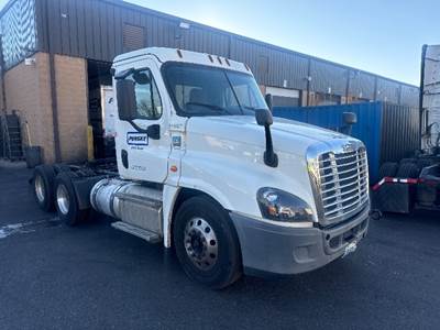 Freightliner Cascadia 125 Day Cab Truck - 435HP, 10 Speed Automatic