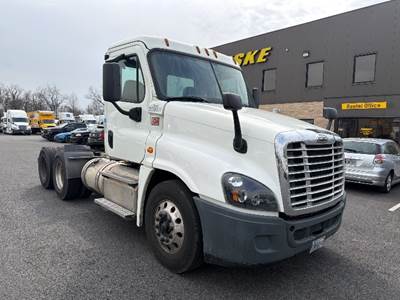 Freightliner Cascadia 125 Day Cab Truck - 435HP, 10 Speed Automatic
