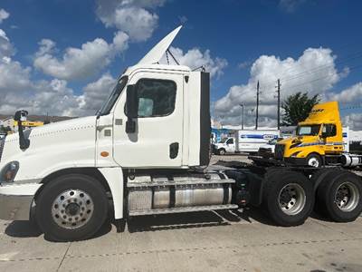 Freightliner Cascadia 125 Day Cab Truck - 450HP, 12 Speed Automatic