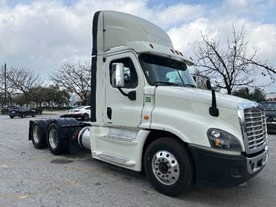 Freightliner Cascadia 125 Day Cab Truck - 455HP, 10 Speed Automatic