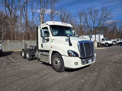 Freightliner Cascadia 125 Day Cab Truck - 410HP, 12 Speed Automatic