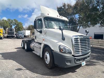 Freightliner Cascadia 125 Day Cab Truck - 450HP, 12 Speed Automatic