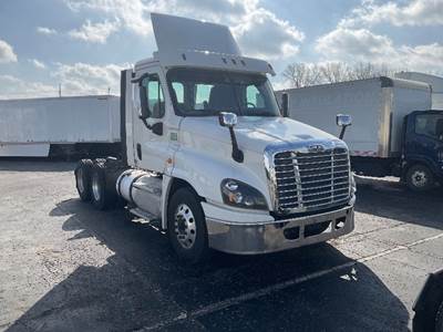 Freightliner Cascadia 125 Day Cab Truck - 435HP, 12 Speed Automatic