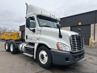 Freightliner Cascadia 125 Day Cab Truck - 450HP, 12 Speed Automatic