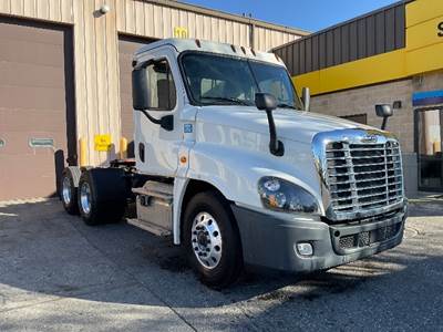 Freightliner Cascadia 125 Day Cab Truck - 450HP, 12 Speed Automatic