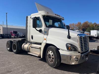 Freightliner Cascadia 125 Day Cab Truck - 455HP, 12 Speed Automatic