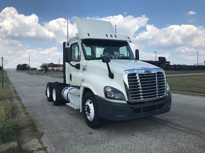 Freightliner Cascadia 125 Day Cab Truck - 435HP, 10 Speed Manual