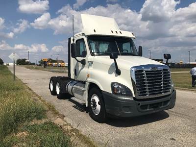 Freightliner Cascadia 125 Day Cab Truck - 435HP, 10 Speed Manual