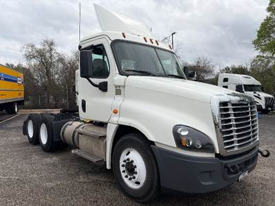 Freightliner Cascadia 125 Day Cab Truck - 435HP, 10 Speed Automatic